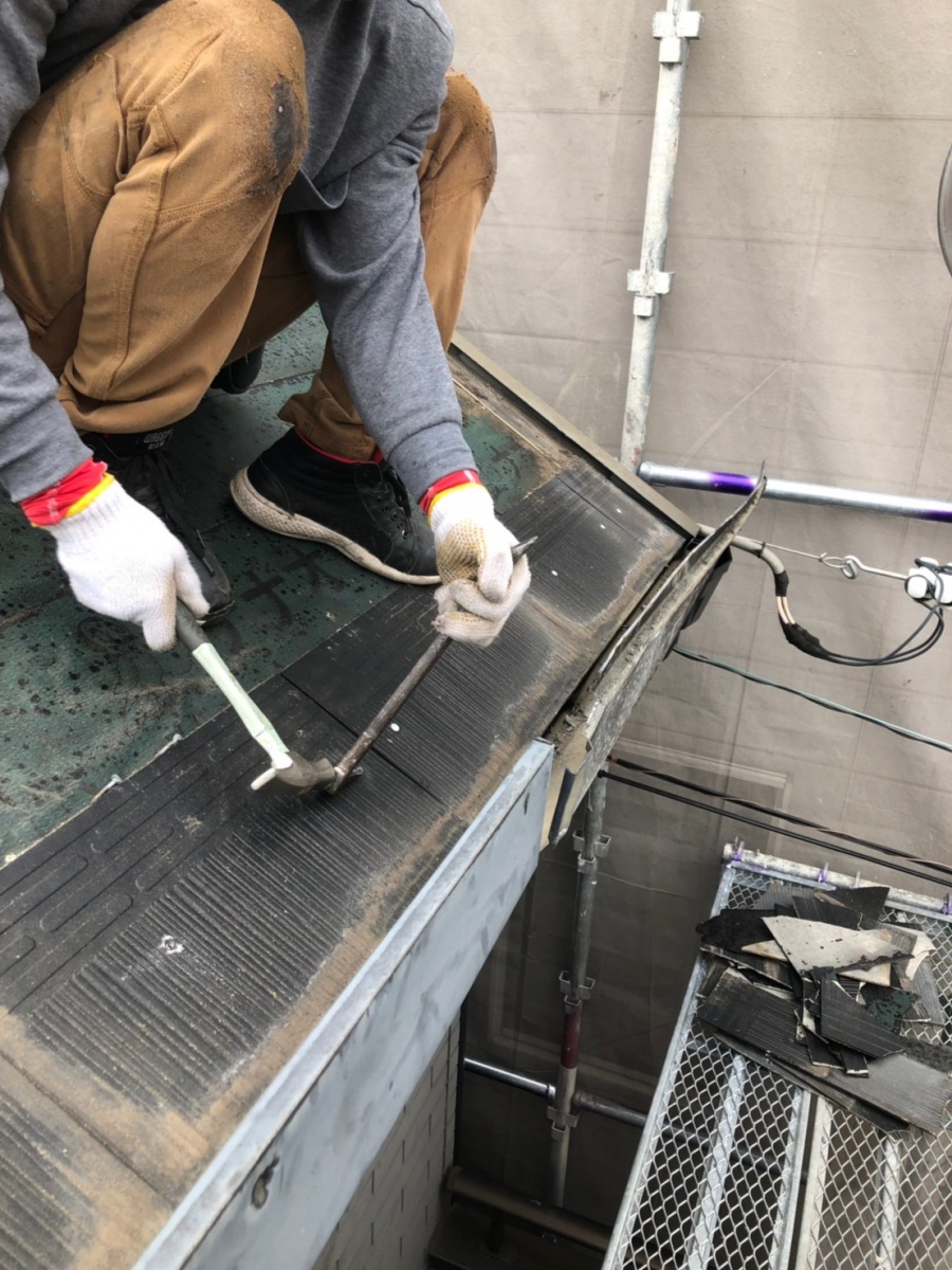 神戸市でのアスベスト含有屋根材撤去でカラーベストの釘を抜いている様子