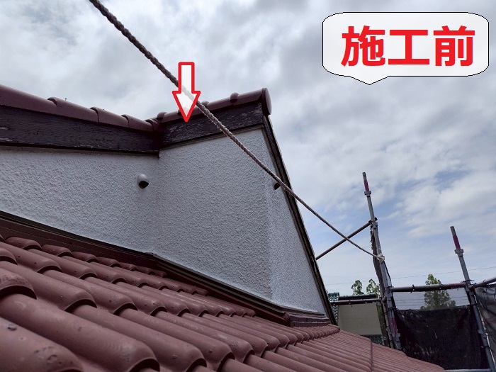 加古郡稲美町近隣地域で破風板の部分補修を行う前の様子