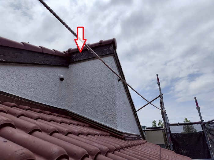 相生市で破風板板金巻き工事として腐食した木製破風板に板金を取り付ける前の様子