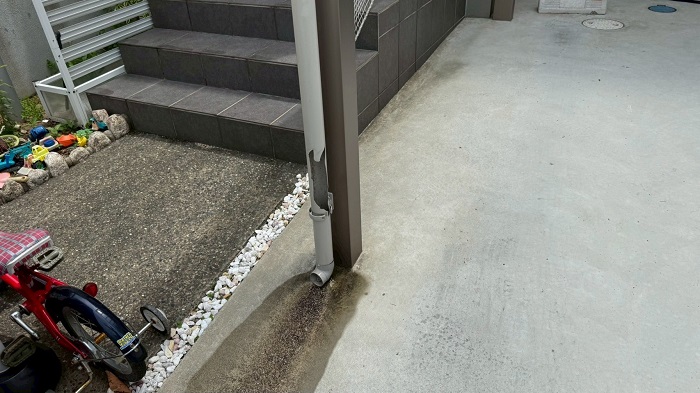神戸市西区で竪樋の部分交換として破損部分のみを低価格に修理する前の様子