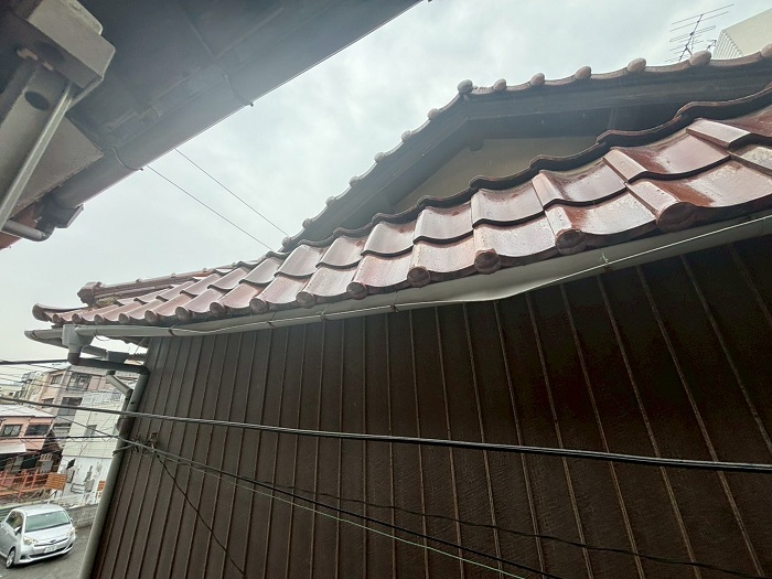 明石市で入母屋造りの瓦屋根を部分的にスーパーガルテクトへ葺き替える前の様子