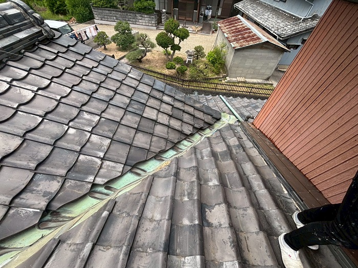 加古川市で瓦屋根の部分的な葺き直しを行い谷板付近の雨漏りを解消する前の様子