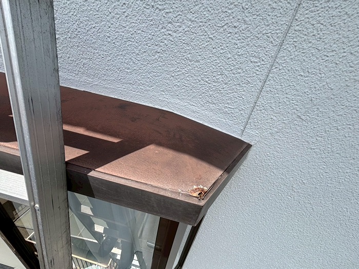 劣化して錆びている庇