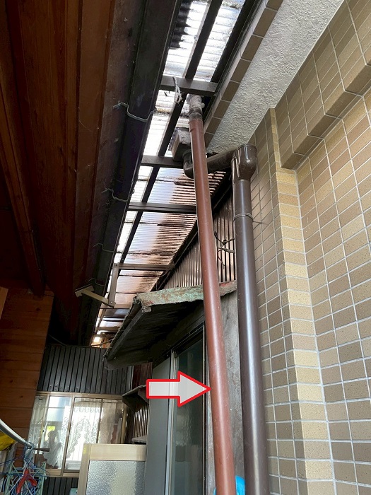 加古郡播磨町で2階建て戸建てで竪樋取り替えを行う前の様子