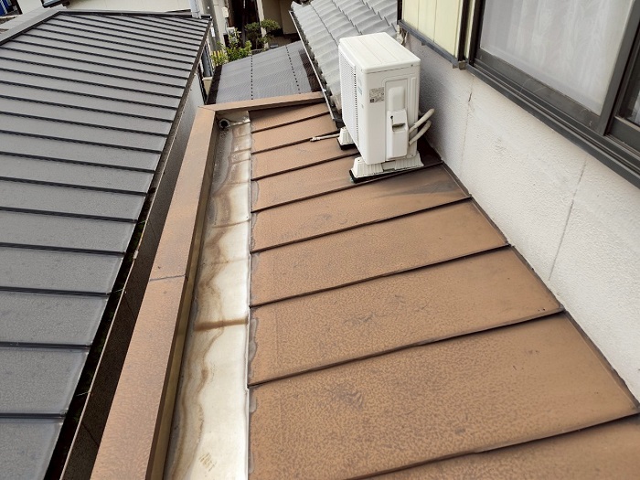 雨漏りしているトタン屋根
