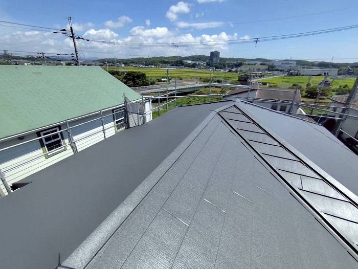 神戸市西区でスーパーガルテクトのシェイドチャコールを用いて屋根カバー工法を行った後の様子