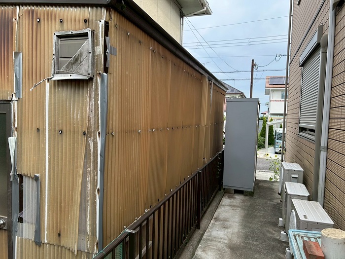 神戸市西区で物置外壁の波板交換としてポリカ波板を使用する前の様子