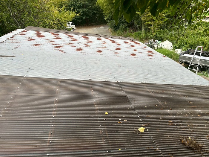 貼り替え前の倉庫屋根の様子