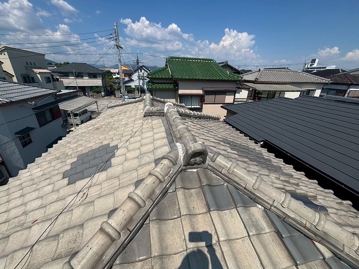 宝塚市で屋根耐震工事として瓦屋根からガルバリウム鋼板屋根材へ葺き替える前の様子