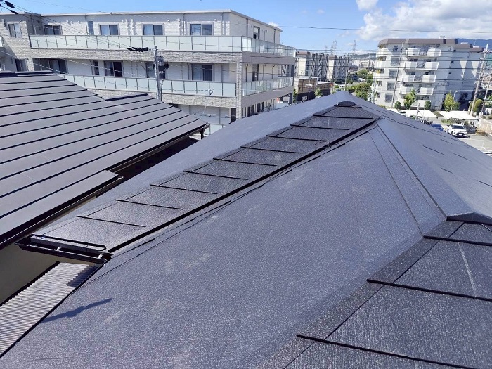 宝塚市で屋根耐震工事として瓦屋根からガルバリウム鋼板屋根材へ葺き替えた後の様子
