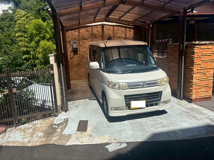 宝塚市でガレージ土間から雨漏りしてＦＲＰ防水を行う前の様子