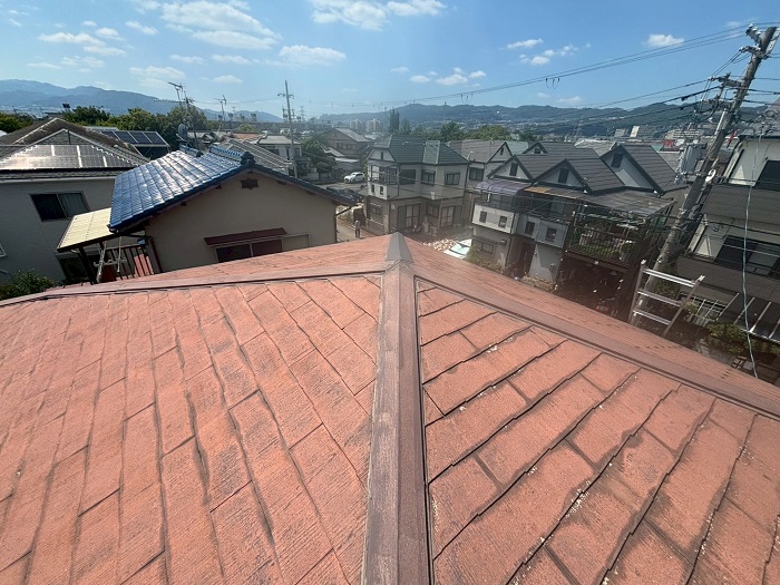 宝塚市で樹脂製の下地材エコlナンバーを用いて棟板金交換を行う前の様子