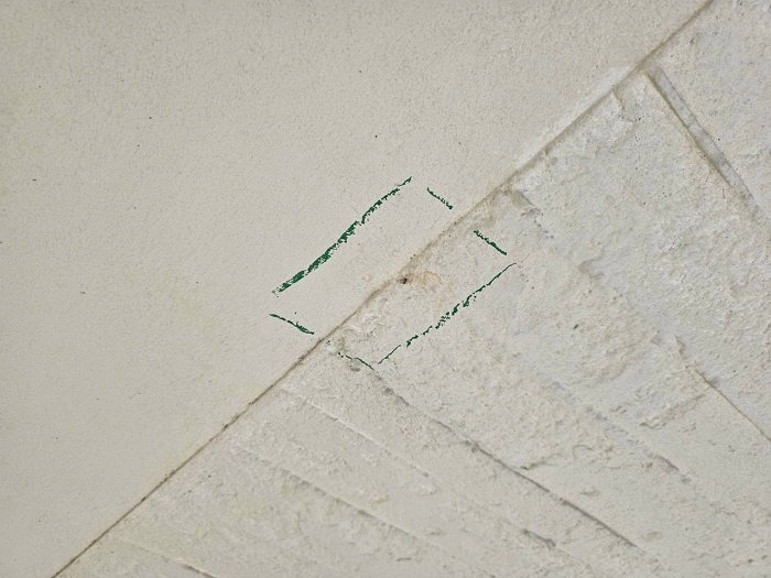 明石市で潜り車庫の天井補修を行う前の様子