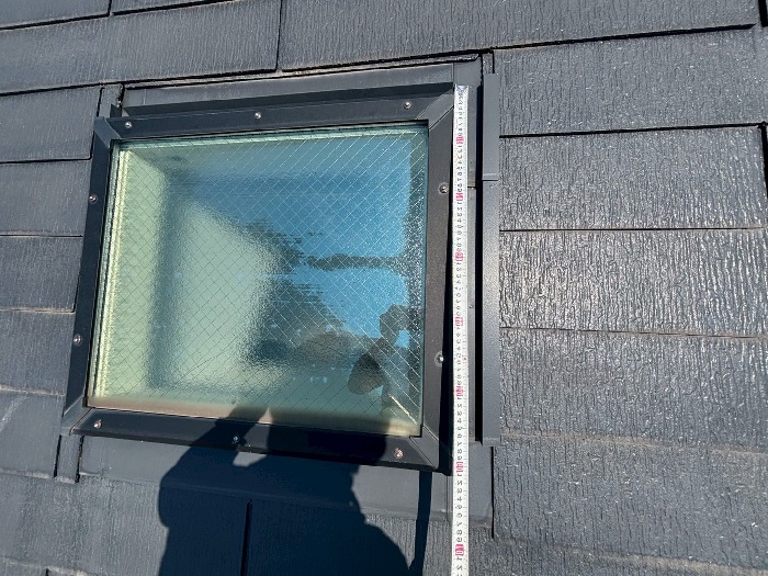 明石市で天窓のひび割れたガラス交換工事を行う前の様子