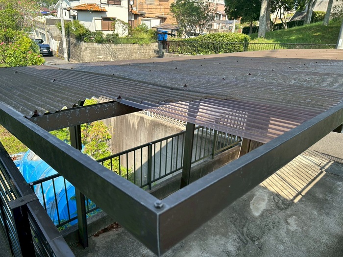 神戸市西区でガレージ屋根の部分貼り替えを行う前の様子