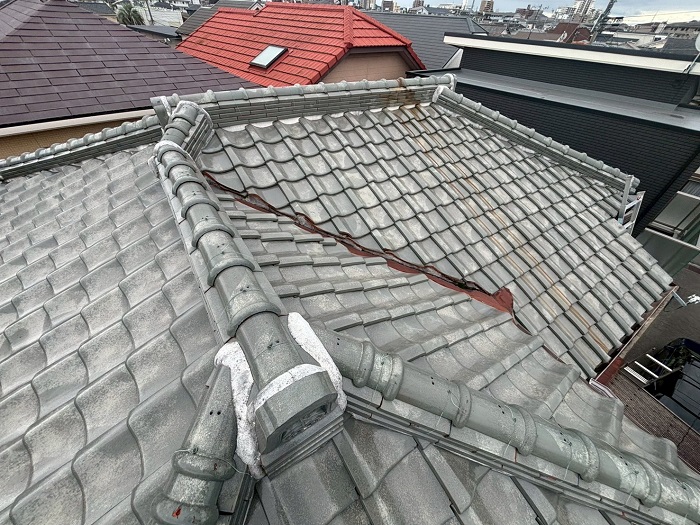 加古川市で重たい瓦屋根から軽量な立平へ葺き替える前の様子