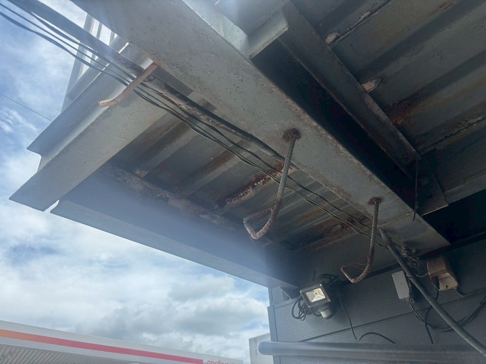 小野市のテナントで鉄骨階段の部分塗装工事を行う前の様子