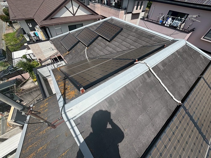 小野市でスーパーガルテクトのシェイドチャコールで屋根カバー工法を行う前の様子