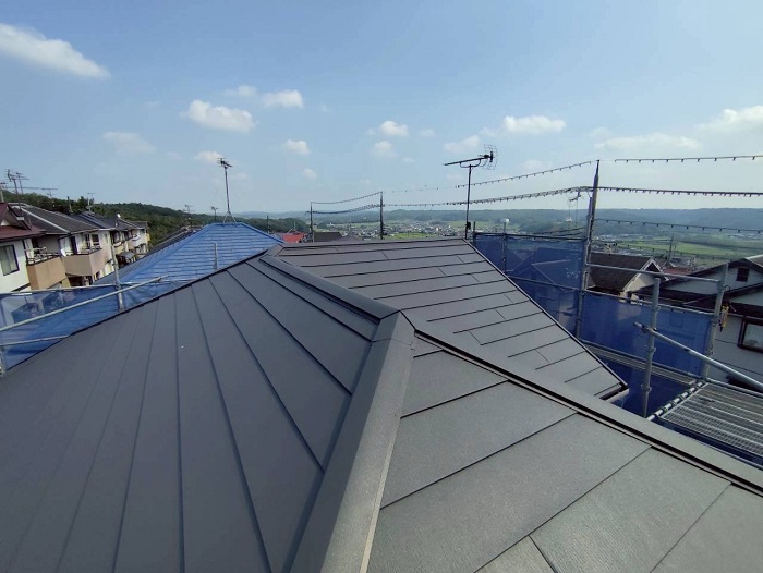 小野市でスーパーガルテクトのシェイドチャコールで屋根カバー工法を行った後の様子