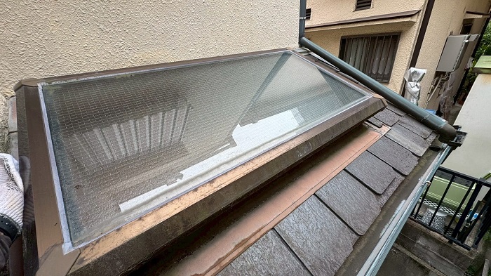 神戸市西区でトップライトへガルバリウム鋼板をカバーする前の様子