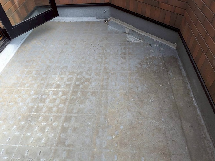 神戸市灘区でベランダのＦＲＰ防水工事で雨漏り修理を行う前の様子