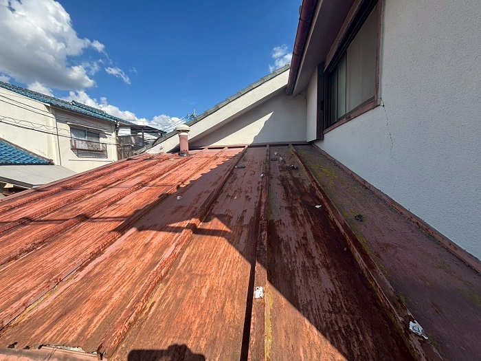 尼崎市で優良業者が瓦棒から立平へ葺き替え工事を行う前の様子