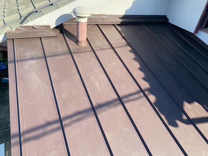 尼崎市で優良業者が瓦棒から立平へ葺き替え工事を行った後の様子