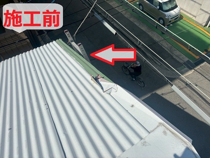 神戸市兵庫区で強風によりケラバ板金が浮き補修工事を行う前の様子