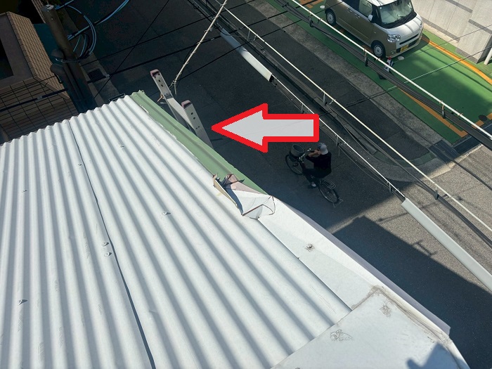 神戸市兵庫区で強風被害により金属屋根の一部を補修する前の様子