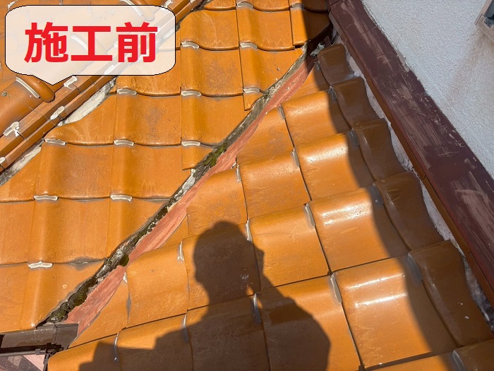 加古郡播磨町で瓦屋根の雨漏り補修として谷板金交換を行う前の様子