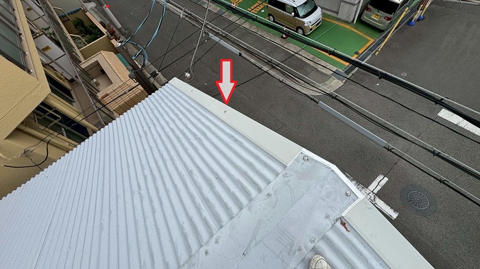 神戸市兵庫区で強風被害により金属屋根の一部を補修した後の様子