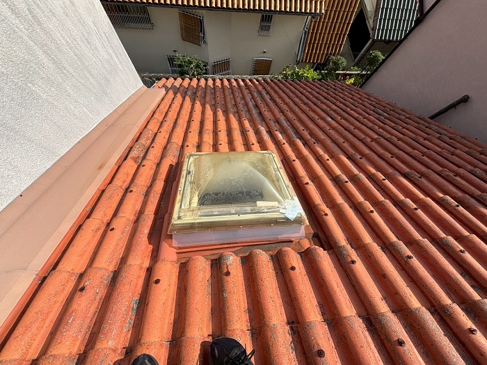 宝塚市で洋瓦屋根のトップライトを交換する前の様子