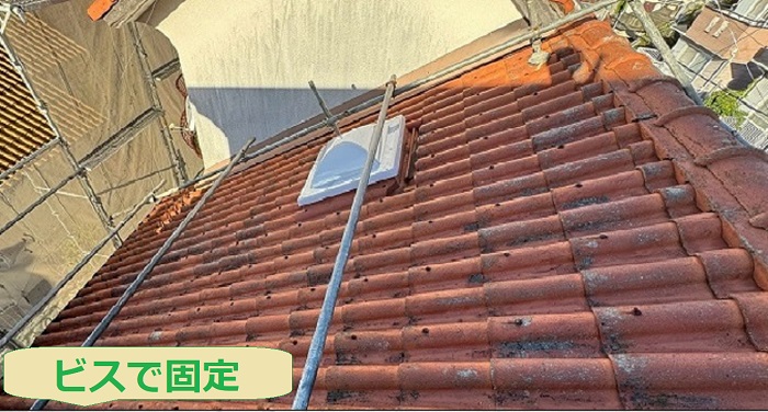 宝塚市でタキロン製のポリカドームを使用してトップライト取り替えを行う現場でビス固定