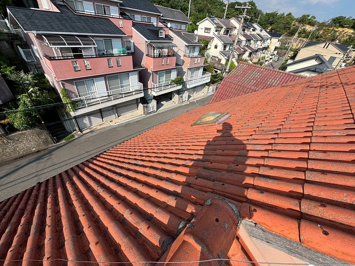 宝塚市で日本ペイントの遮熱塗料を用いてセメント瓦屋根を塗装する前の様子