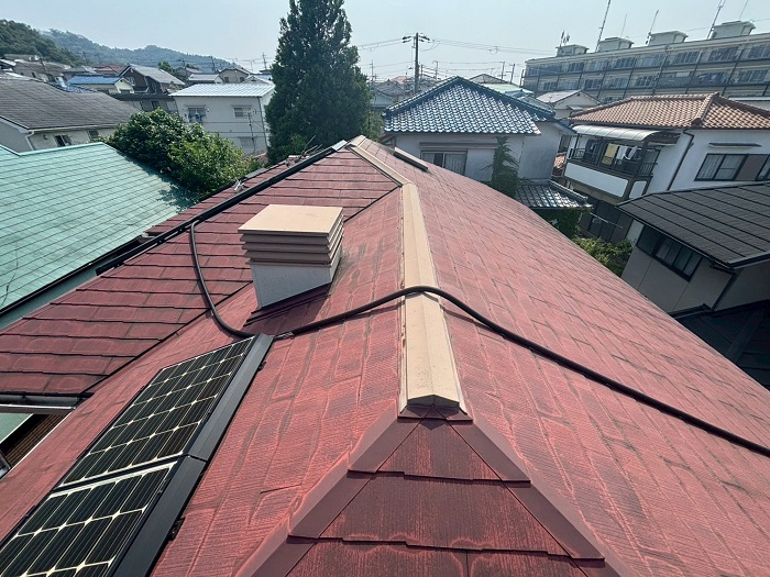 三田市で太陽光パネル脱着が必要なスレート屋根へのカバー工法を行う前の様子