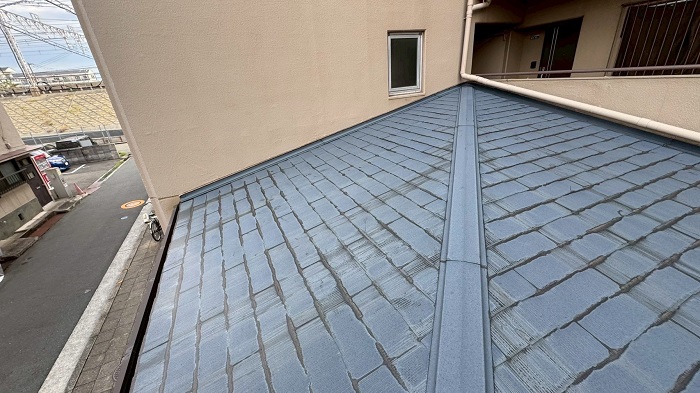 明石市のマンションでスレート屋根の部分修理で台風対策を行う前の様子