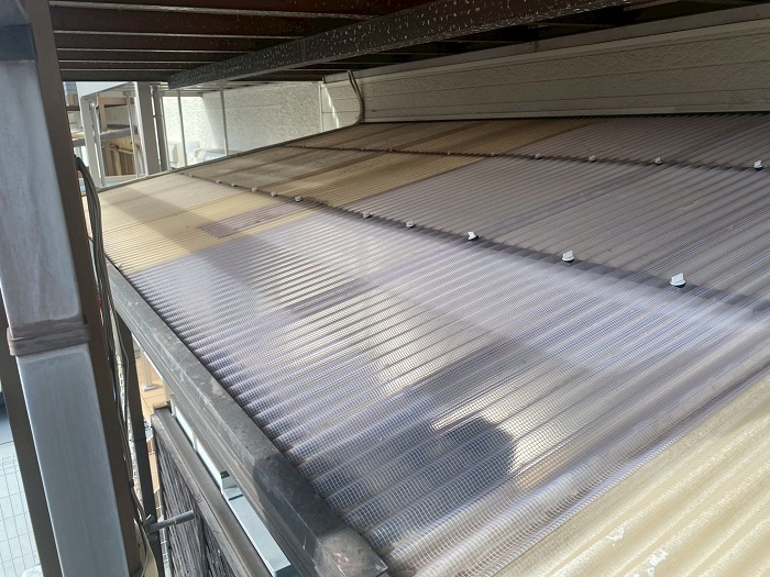 神戸市須磨区でバルコニー屋根の塩ビ製波板をポリカ波板へ貼り換える前の様子