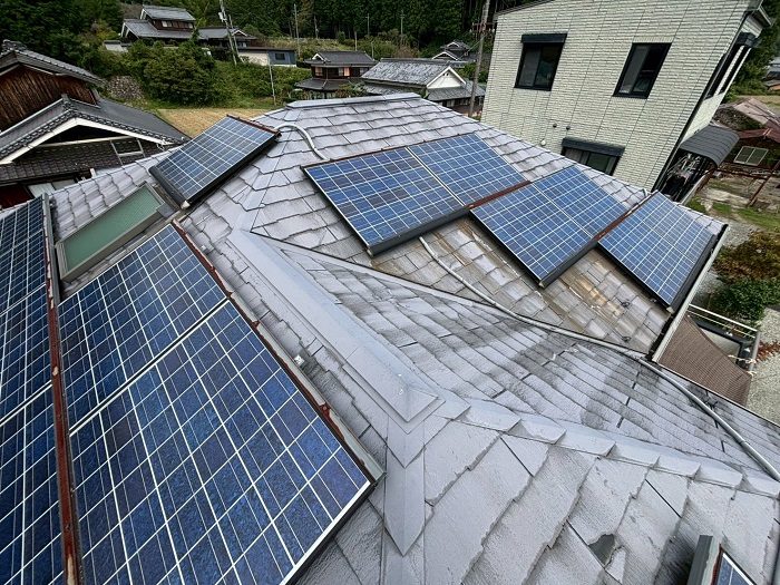 多可町で太陽光パネル脱着が必要な屋根カバー工事を行う前の様子