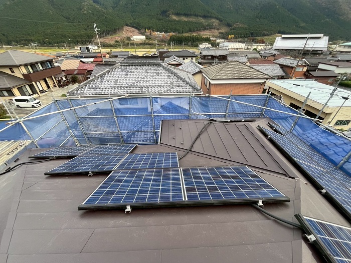多可町で太陽光パネル脱着が必要な屋根カバー工事を行った後の様子