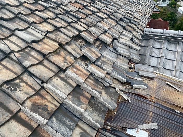 神戸市長田区で長屋の瓦が崩れた現場で葺き戻し工事を行う前の様子