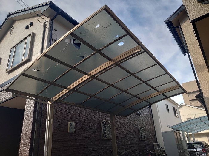 神戸市西区でガレージ屋根のアクリル板をポリカーポネードへ貼り換える前の様子
