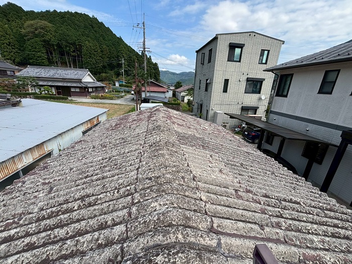 多可町で倉庫の屋根リフォームとして大波スレートへ金属屋根をカバー工事する前の様子