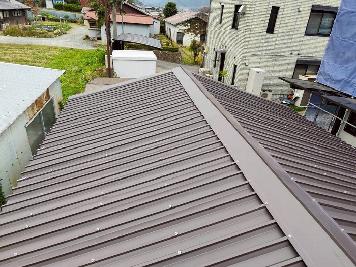 多可町で倉庫の屋根リフォームとして大波スレートへ金属屋根をカバー工事した後の様子