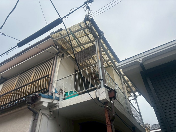 神戸市兵庫区でバルコニー屋根の波板貼り替えを行う前の様子