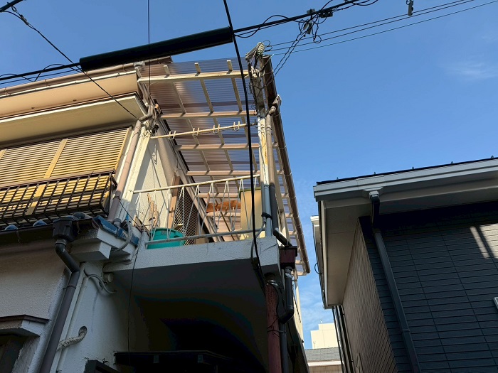 神戸市兵庫区でバルコニー屋根の波板貼り替えを行った後の様子