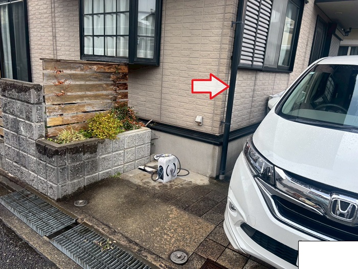 西宮市で破損した竪樋の部分補修を安価に行う前の様子