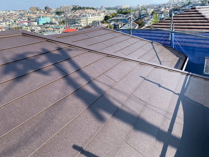 明石市でアスベスト含有のスレート屋根へカバー工事した後の様子