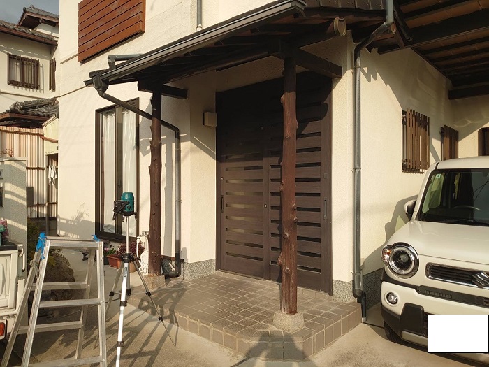 伊丹市で玄関屋根の腐食した木製柱をアルミ製柱に交換する前の様子