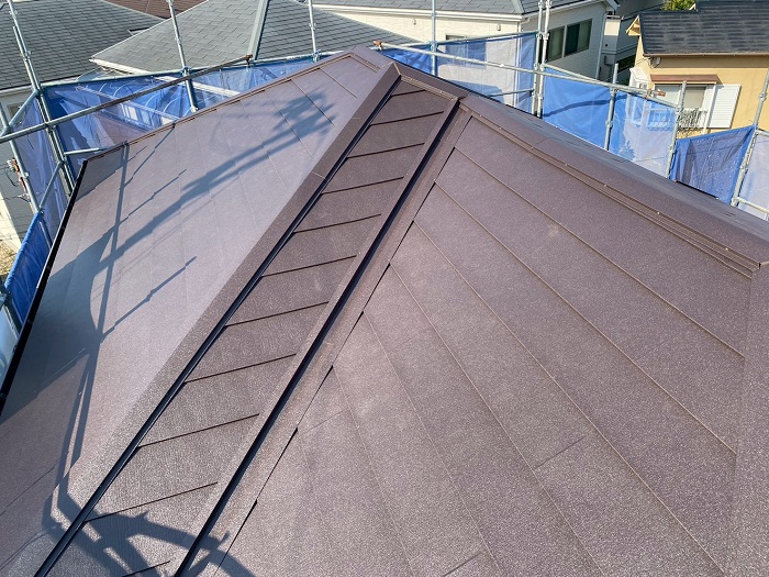 宝塚市で屋根裏の換気工事として金属屋根に換気棟を取り付ける前の様子