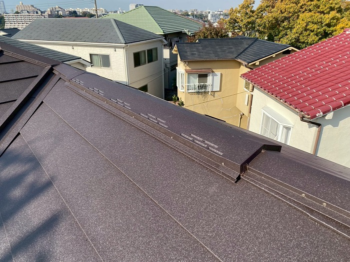 宝塚市で屋根裏の換気工事として金属屋根に換気棟を取り付けた後の様子